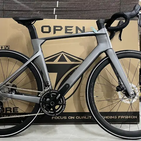 Lightweight  R10 Pro 22 Speed Racing Road Bike Carbon Fiber with Disc Brake Carbon Fiber Wind-Breaking Riding Feature