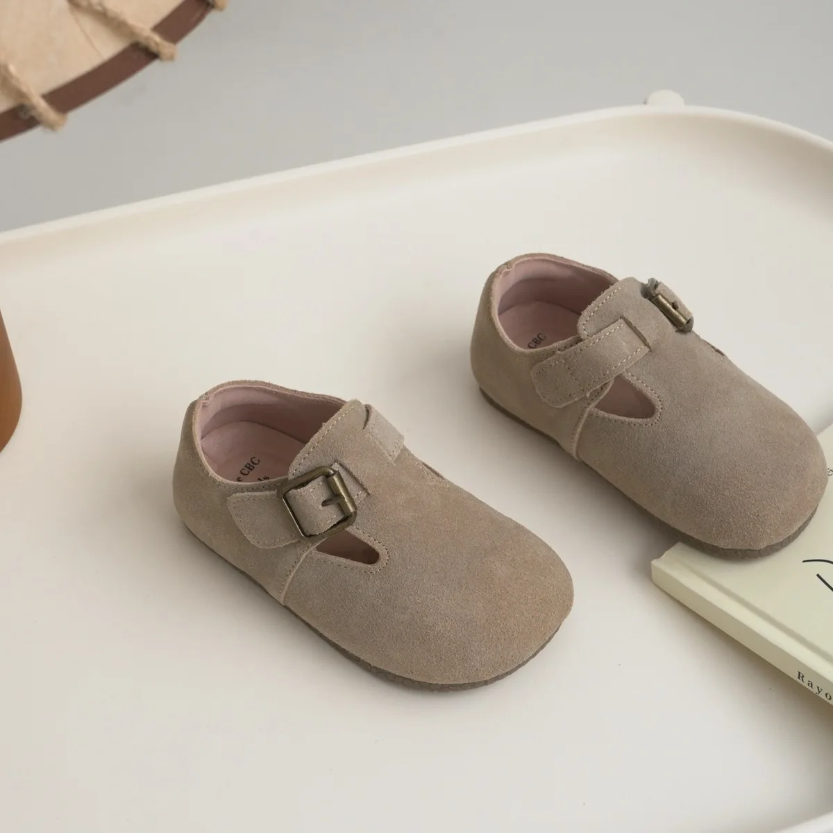 Zapatos de piel auténtica para niño y niña, calzado suave y cálido para interior y jardín de infantes, planos de cuero con hebilla, novedad de otoño e invierno