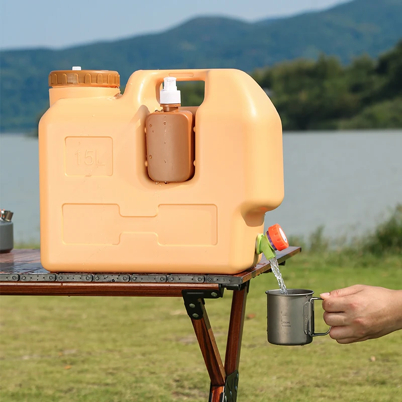دلو مياه محمول للاستخدام الخارجي مع صنبور زجاجة صغيرة متضمنة مادة البولي ايثيلين للطعام والتخييم والنزهات وحاوية المياه