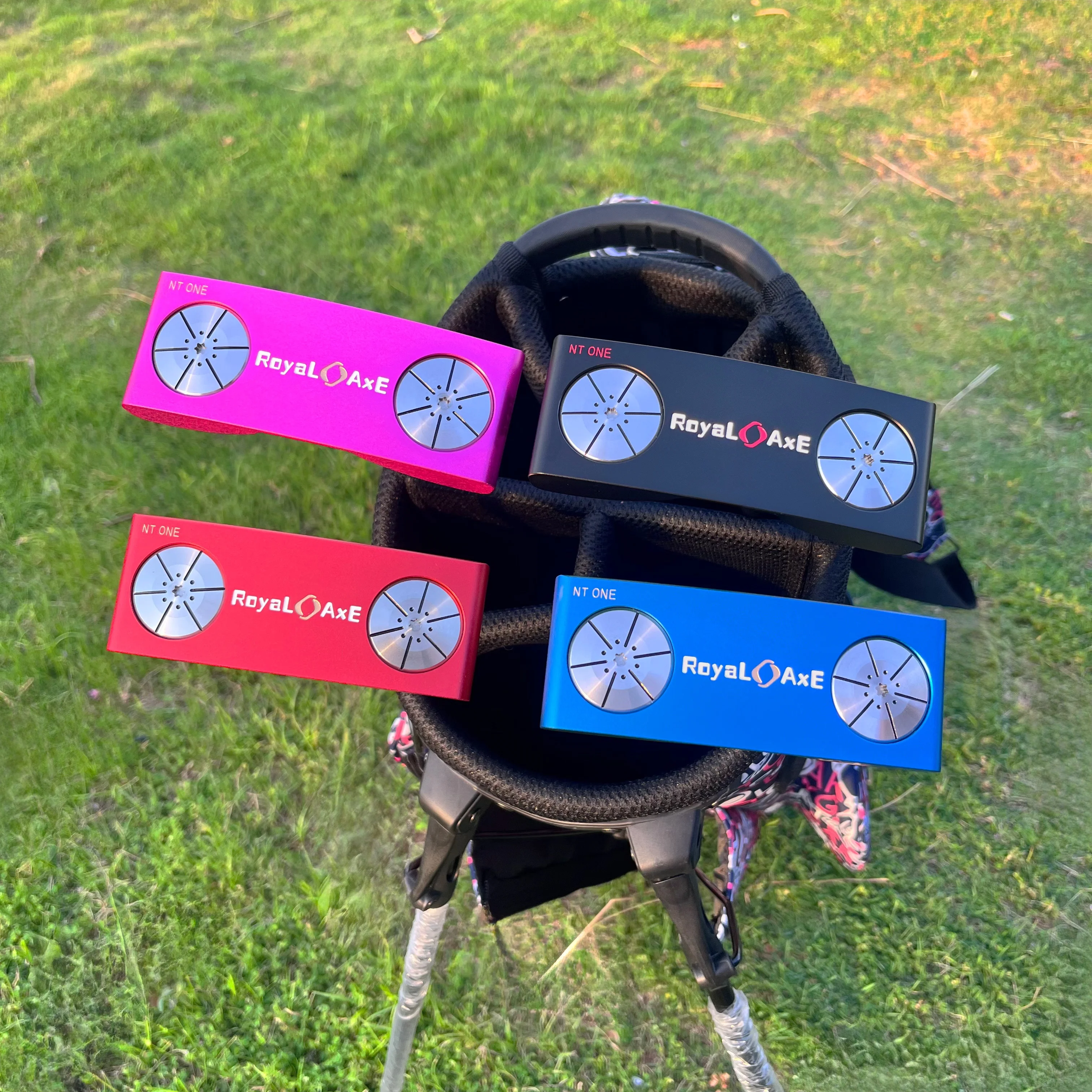 

Клюшка для гольфа Royal, широкая головка из кованого мягкого железа, удобная резиновая ручка, четырехцветная клюшка со стабильным ходом, включая головной убор