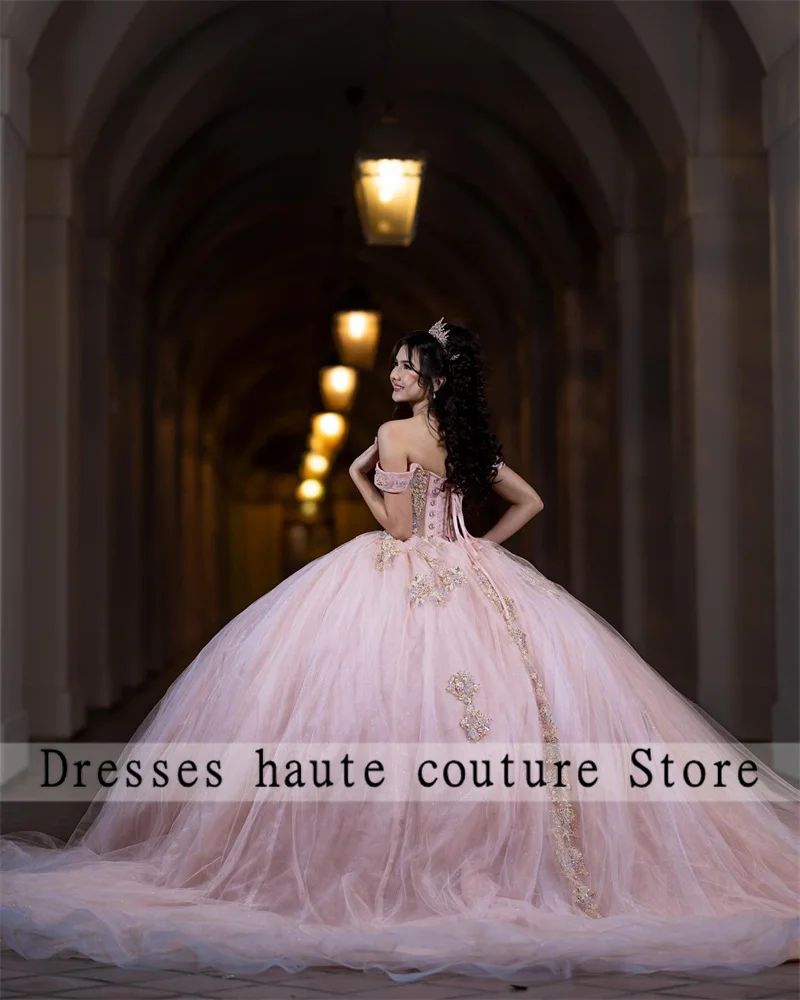 Nieuwkomers Roze Tule Prinses Baljurk Quinceanera Jurken 2024 Off Shoulder Kralen Appliques Sweet 16 Jurk Verjaardagsjurken