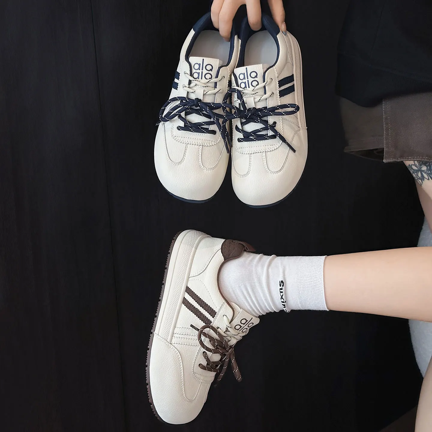 

Женские повседневные кроссовки 2026 года, осенняя новинка, универсальные легкие белые туфли с круглым носком, с цветными вставками, на шнуровке, спортивные кеды