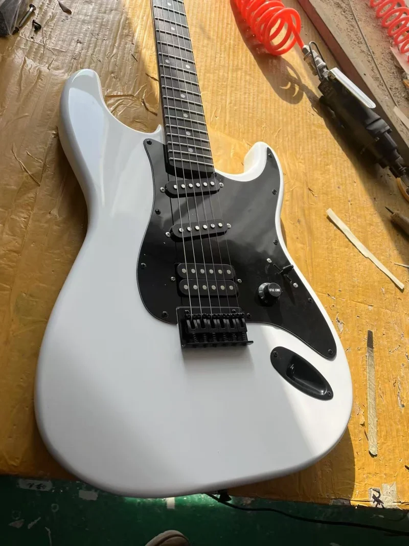 In stock high quality 6-string electric guitar, maple neck, white body, black hardware, fixed bridge, free shipping