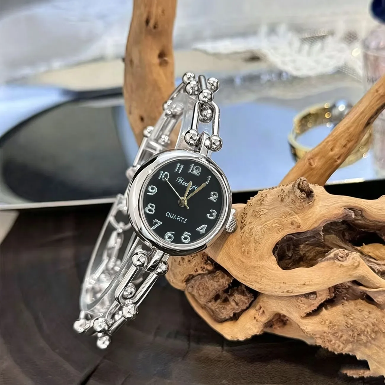 1 Piece of Elegant Women's Wristwatch, a Fashionable, Romantic, Classic, Vintage Quartz Watch with a Comfortable Alloy Strap, Perfect for Gifting to Friends and Family, and Ideal for Holiday Casual Wear