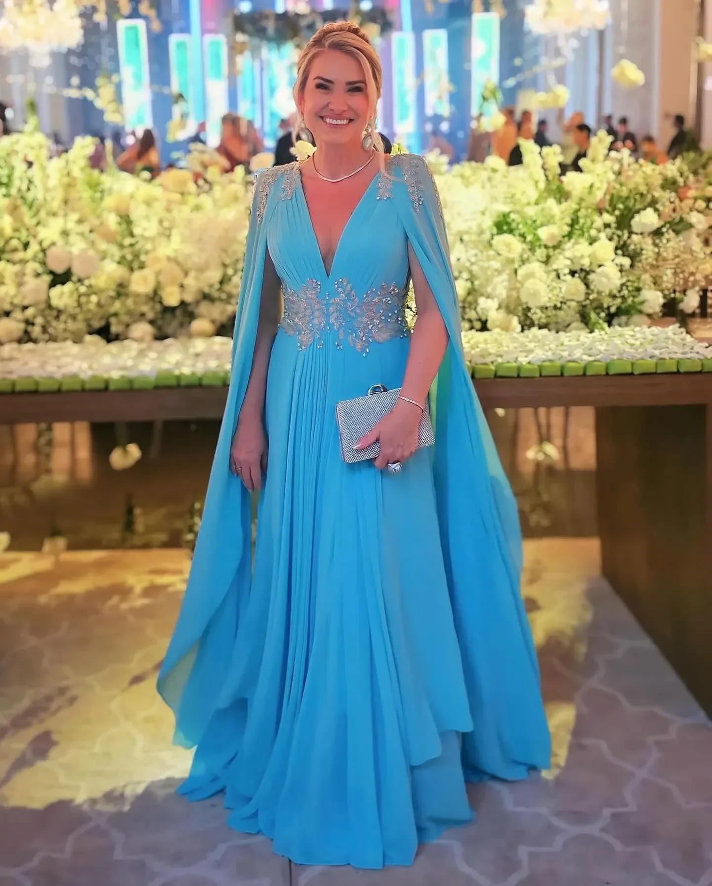 Maßgeschneiderte elegante blaue Kleider für die Brautmutter mit Umhang, V-Ausschnitt, Hochzeitsgastkleid, lange Abendkleider mit Perlenapplikationen