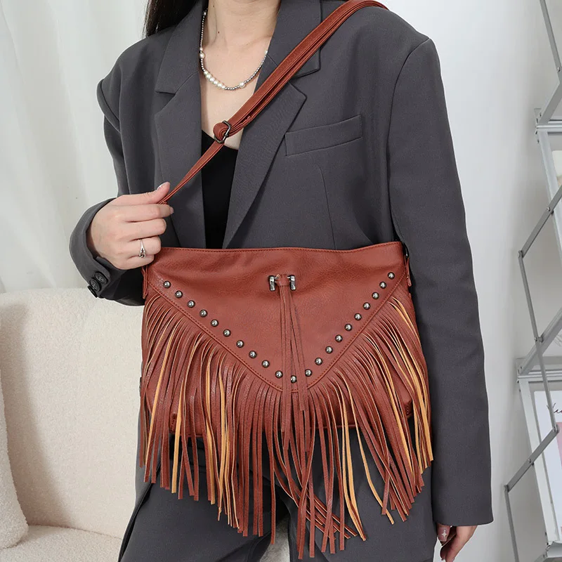 

2025 Autumn Women Soft Leather Rivet Shoulder Bags Large Capacity Tassel Tote Bags Solid Color Travel Commuting Handbags