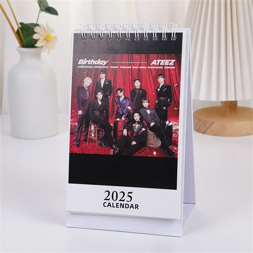 KPOP Groups 2025 Calendario (G)I-DLE ATEEZ BABYMONSTER Stampa HD Desket Decorazione Ornamenti SOOBIN YEONJUN Hyunjin Ventole Regalo