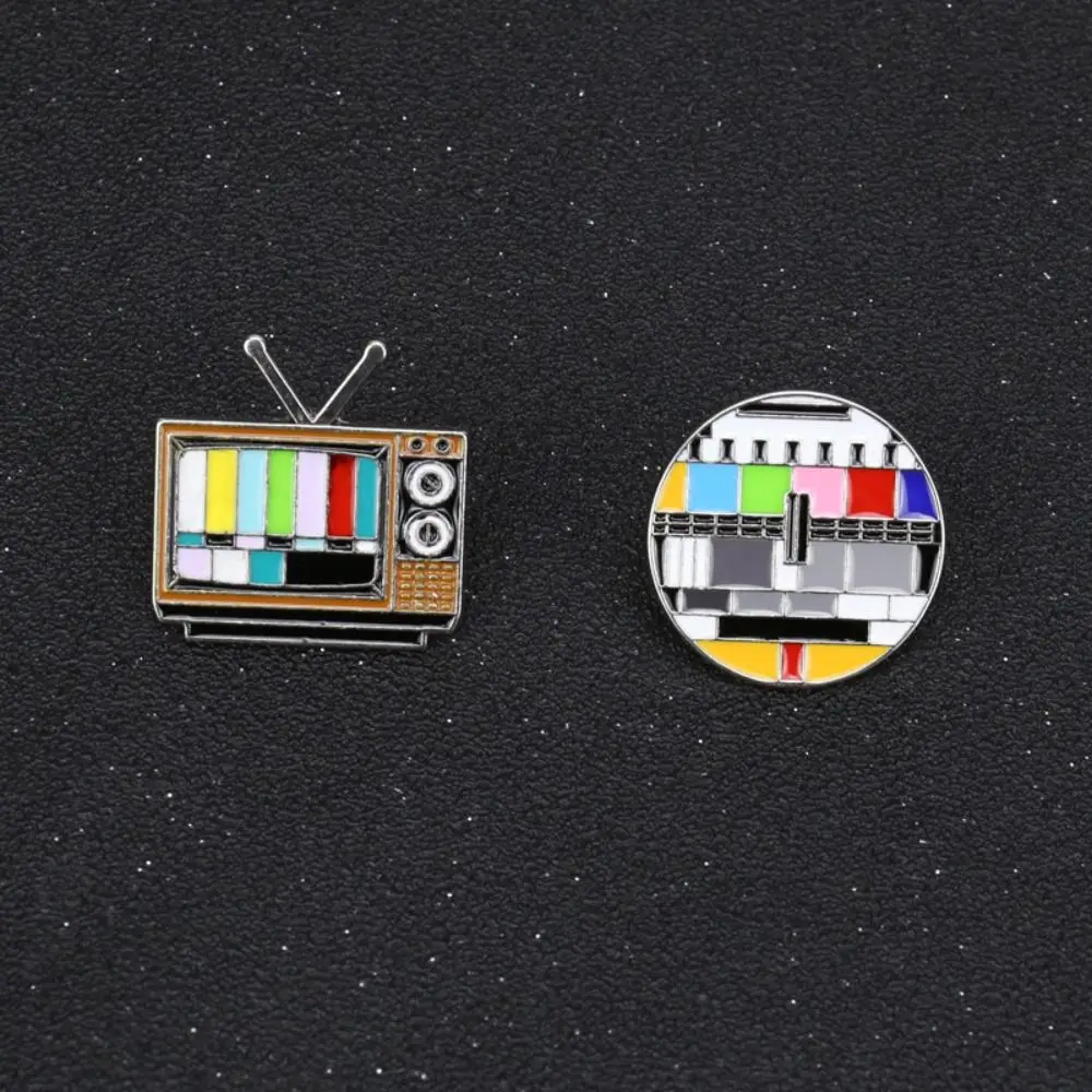 No Signal Vintage TV Pin Fashion in 80s Snowflake Screen Antenna TV Pins Classic Retro Television Brooches Friends