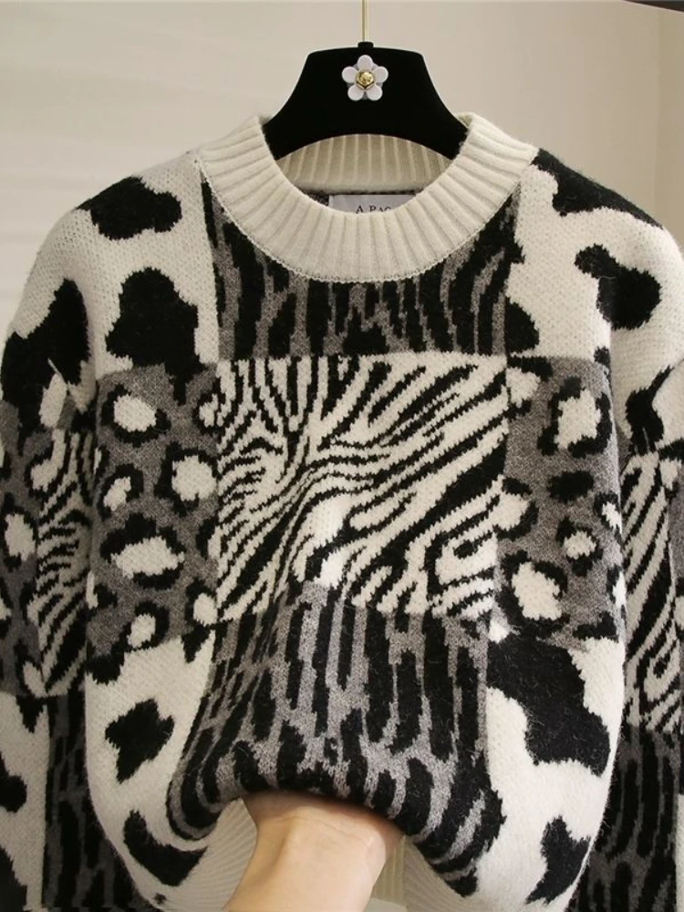 2024 Winter Fashion Women\'s Retro Warm Knitted Hoodie Round Neck Leopard Pattern Design High End Luxury Long Sleeve Sweater