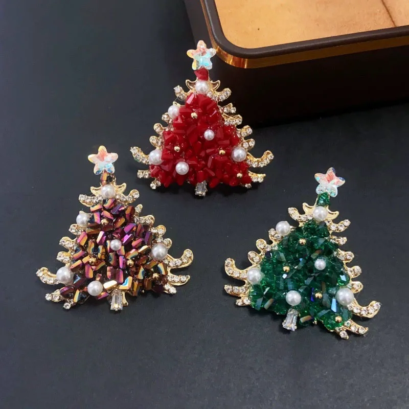 Fashionable Dripping Oil Christmas Tree Brooch with Simple Style and Versatile Clothing for Men Women