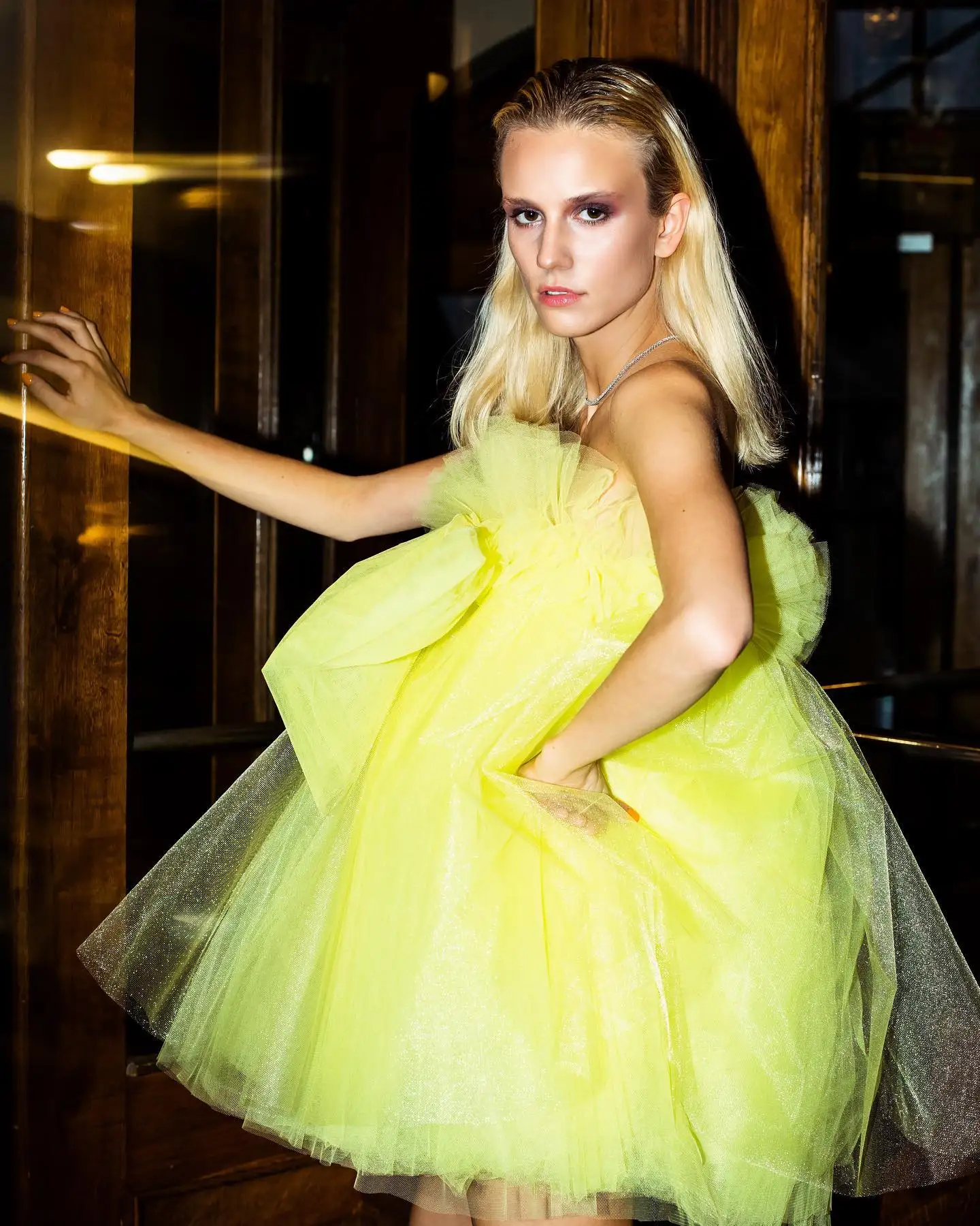 فستان عيد ميلاد للفتيات من سويتي تول، فساتين نسائية قصيرة على شكل حرف A لطيفة باللون الأصفر اللامع مع فيونكة كبيرة الحجم بدون حمالات