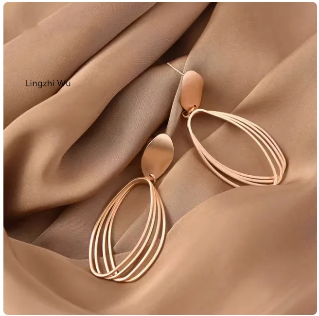 

Lingzhi Wu European Exaggeration Gold Stud Earrings Female 2024 Fashion French Earrings New Arrival