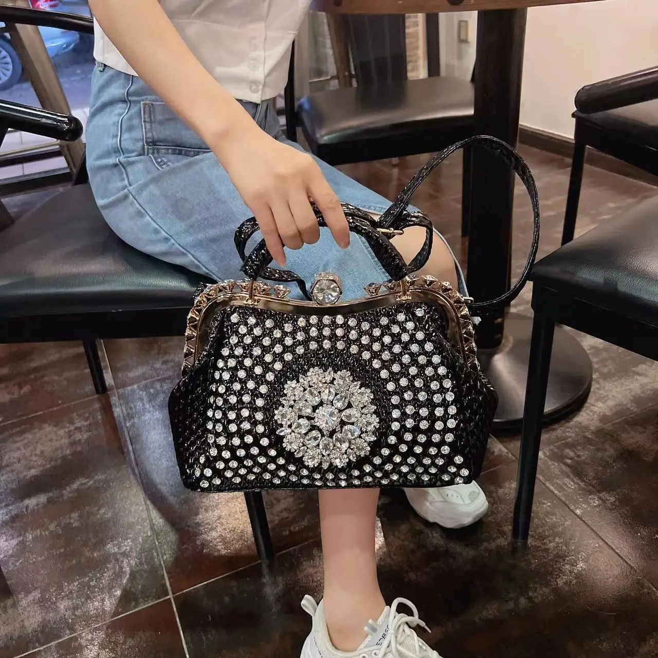 Senior sense shoulder bag female summer 2023 new explosive texture minority crossbody bag large capacity diamond-inset handbag f