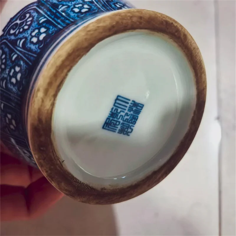 مزهرية من البورسلين الصيني القديم باللونين الأزرق والأبيض على شكل تنين بتصميم زهرة قطعة زخرفية شرقية عتيقة