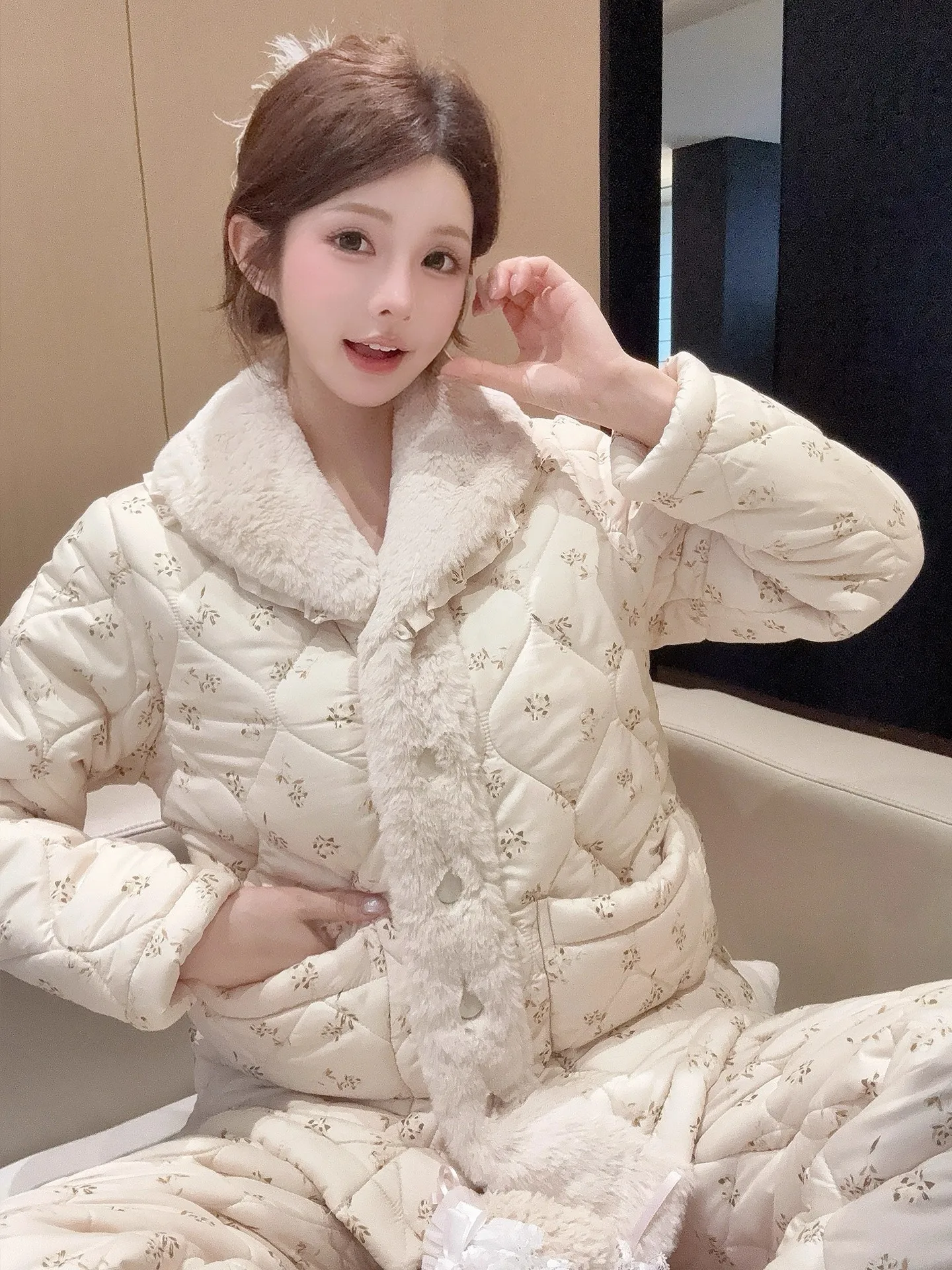 pigiama-in-pile-corallo-a-tre-strati-ispessito-da-donna-stile-invernale-con-colletto-e-decorazioni-floreali-set-di-abbigliamento-caldo-per-la-casa-e-per-l'esterno