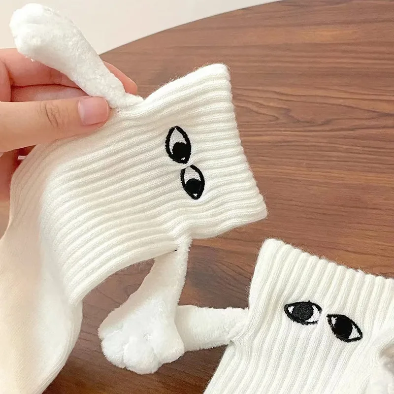 1 Pair Cute Couple Socks Magnetic Suction 3D Holding Hand Doll Socks Men Women Cartoon Mid-tube Socks Sports Socks Funny Gift