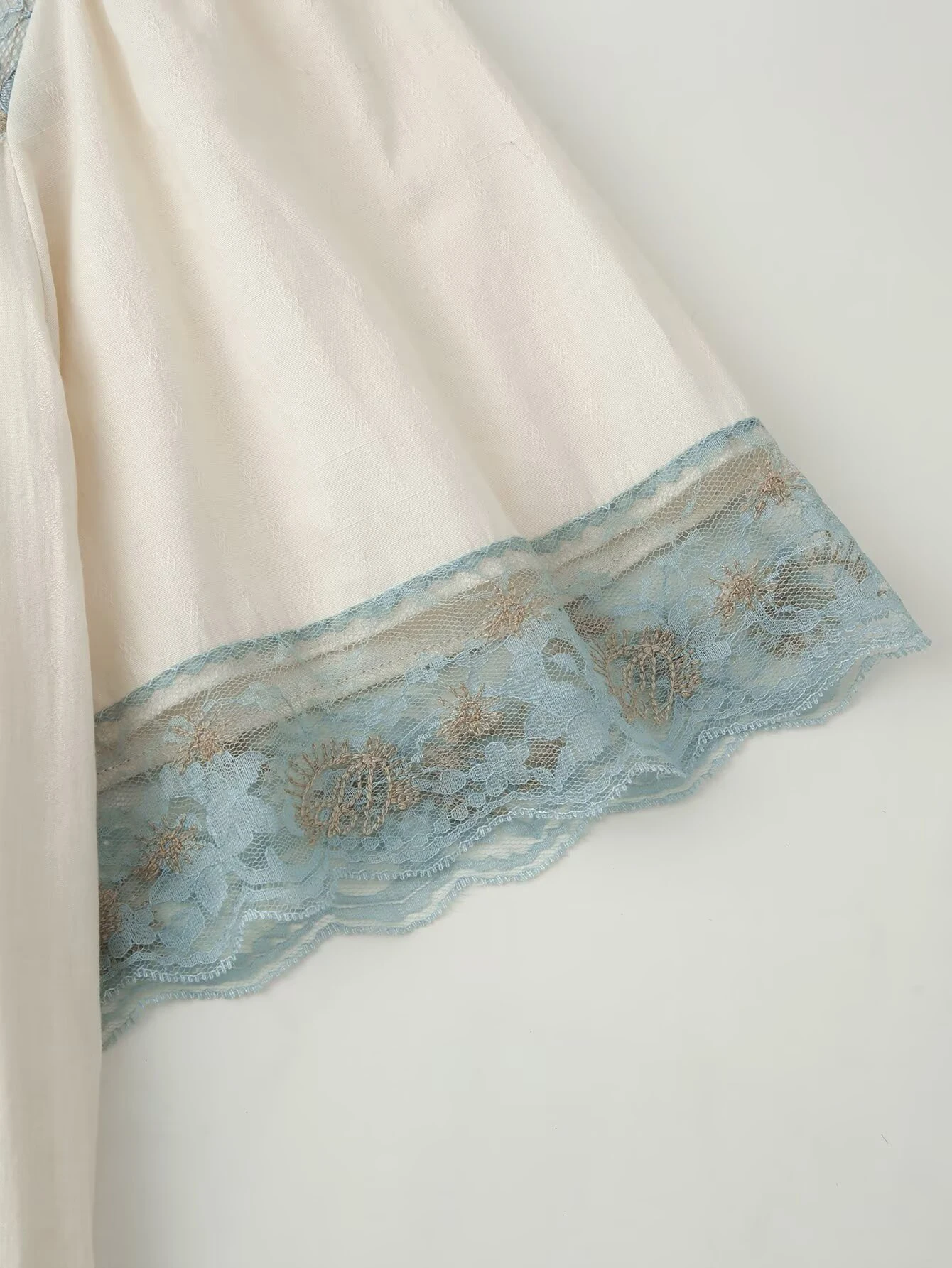 Europäischer und amerikanischer Stil 2026 Herbst Neue Damen-Freizeitbluse mit Farbblock-Design, Spitzen-Patchwork und V-Ausschnitt, Kurzarm – Detail 7