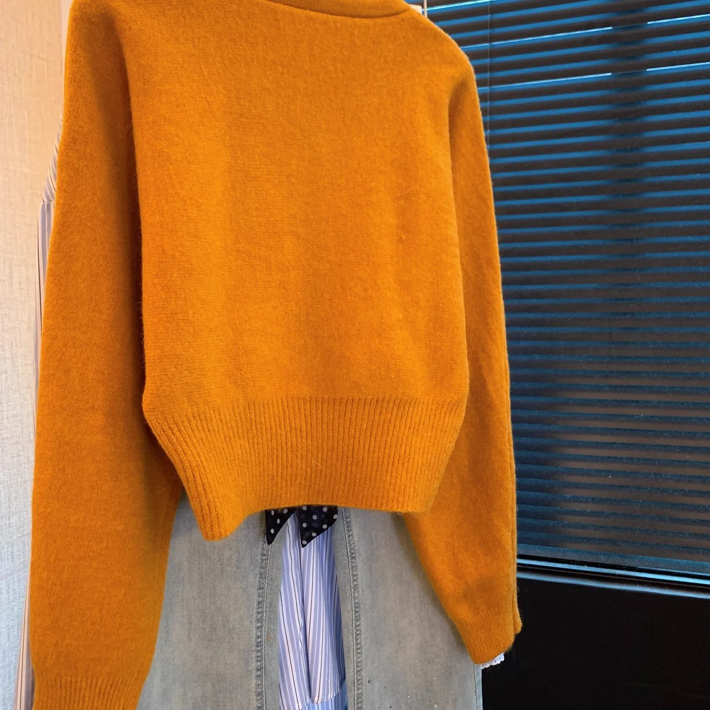 เสื้อสเวตเตอร์ถักไหมพรมผู้หญิง พร้อมผ้าพันคอลายจุด นุ่ม สบาย สไตล์เกาหลี สำหรับฤดูใบไม้ร่วงและฤดูหนาว