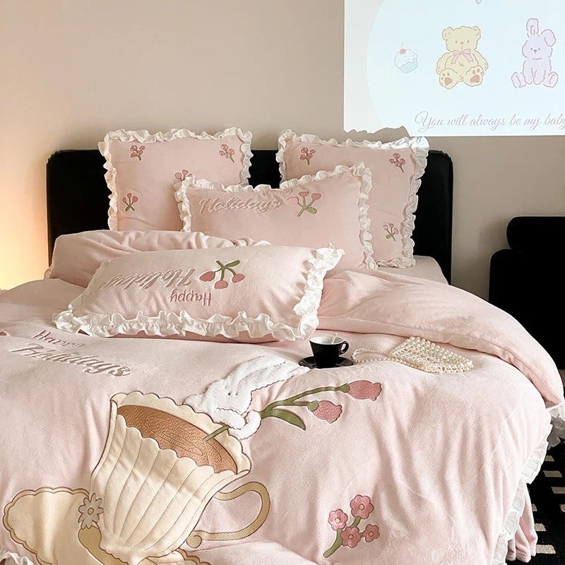 

Настраиваемый новый пододеяльник из утолщенного молочного флиса 2024, комплект из четырех предметов с вышивкой