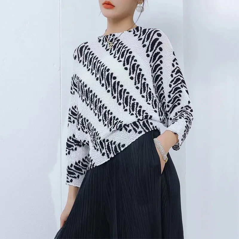 Miyake Style Top Women's 2024 New High end Fashion Comfortable Printed Round Neck 3/4 Sleeves Pleated T-shirt