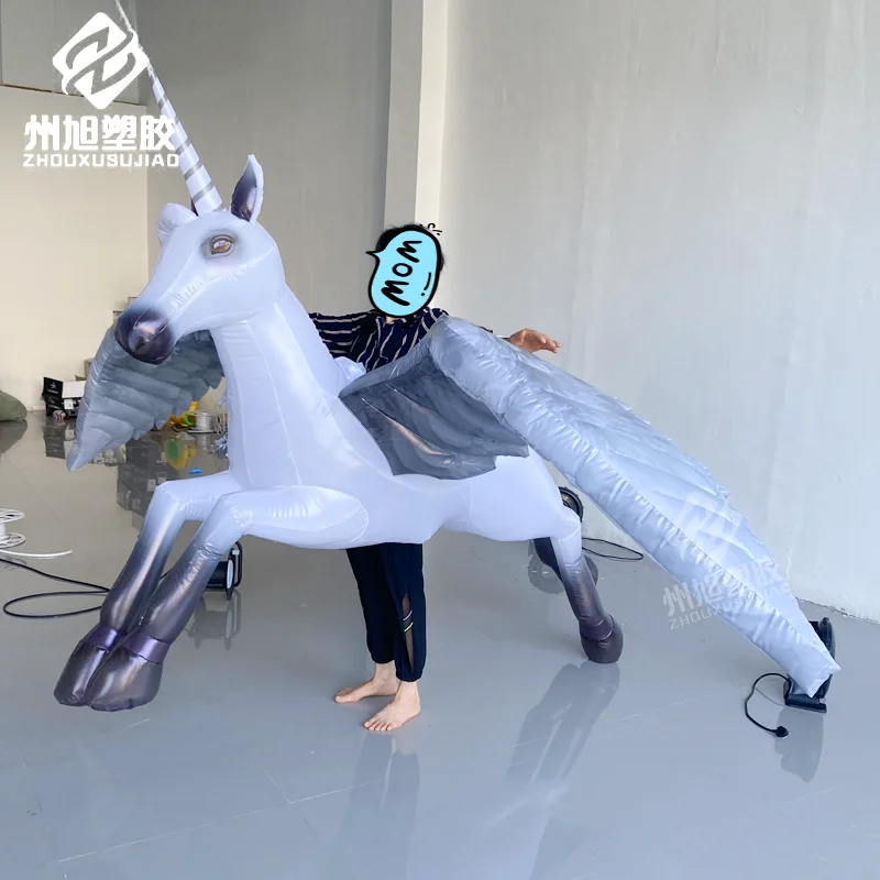 Opblaasbare zebra- en pegasus-luchtmodellen voor bar-interactieve sfeer en rekwisieten voor podiumprestaties.