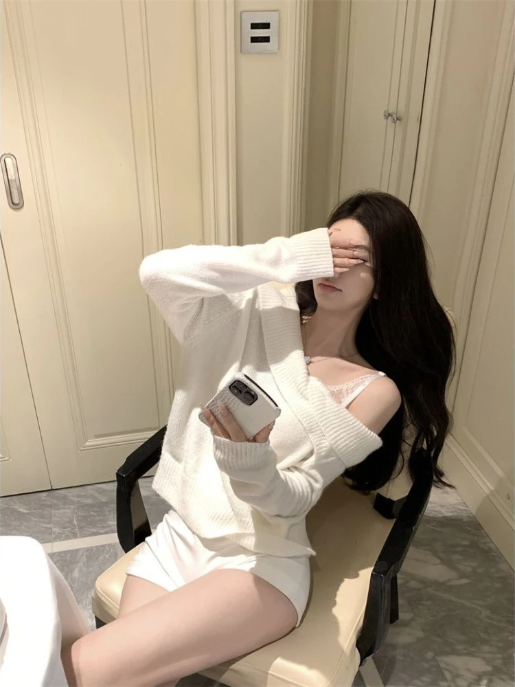 แฟชั่นฤดูใบไม้ร่วงและฤดูหนาว เสื้อฮู้ดถักไหมพรมผู้หญิงแบบใหม่ ดีไซน์หรูหรา สายเดี่ยวผูกเชือกแบบลูกไม้ สไตล์สาวฮอต เสื้อสเวตเตอร์อเนกประสงค์