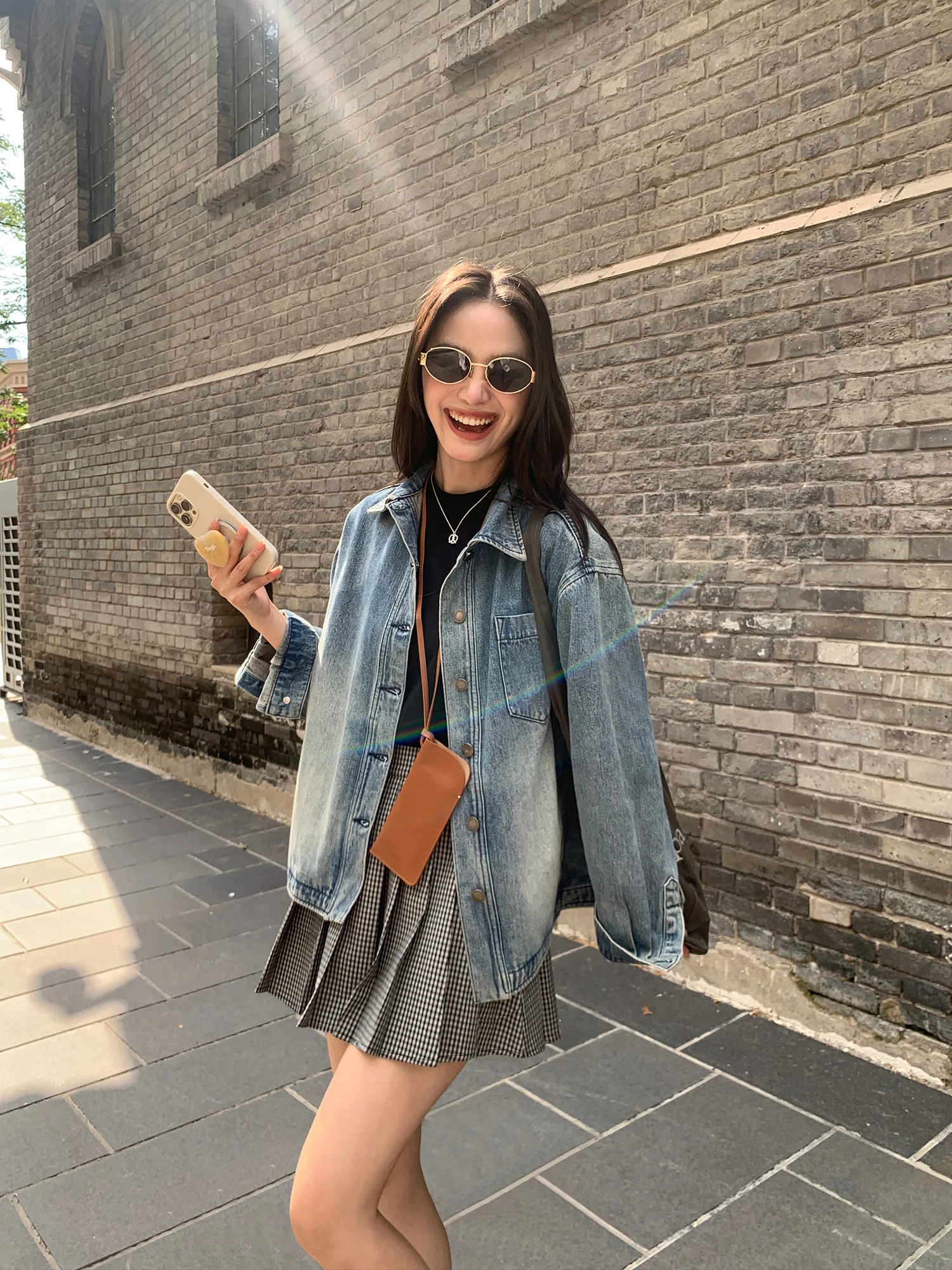 

Винтажная светло-голубая джинсовая куртка Pusumede для женщин, свободного кроя, повседневная, универсальная, из хлопка (95%) и вискозы (5%), с длинными рукавами, на пуговицах.