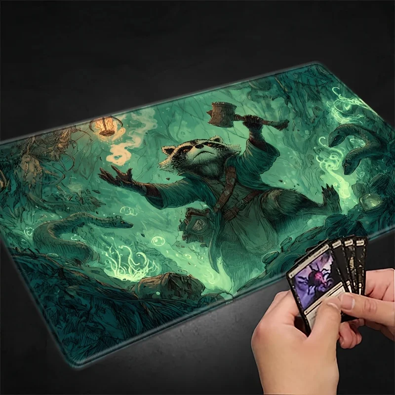 

Игровой коврик TCG, дизайн «Таинственный лесной енот и гидра» в стиле фэнтези | Нескользящий | Многофункциональный, может использоваться как настольная подставка