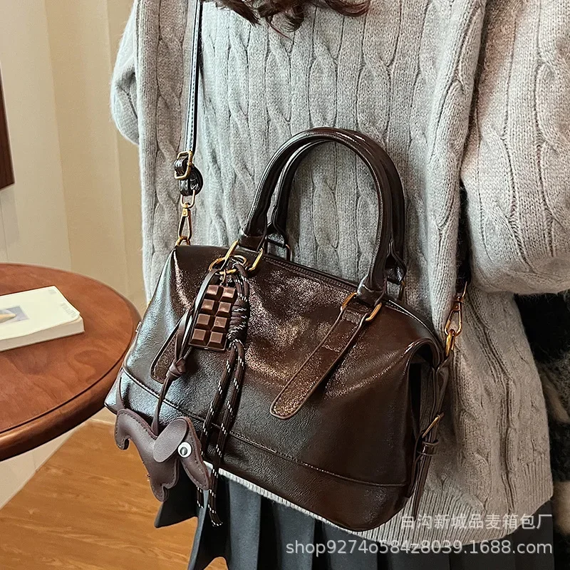 AW2025 Bolsa Boston de luxo silenciosa, alça superior de couro de grão integral com alça de corrente removível para sala de tabuleiro chique