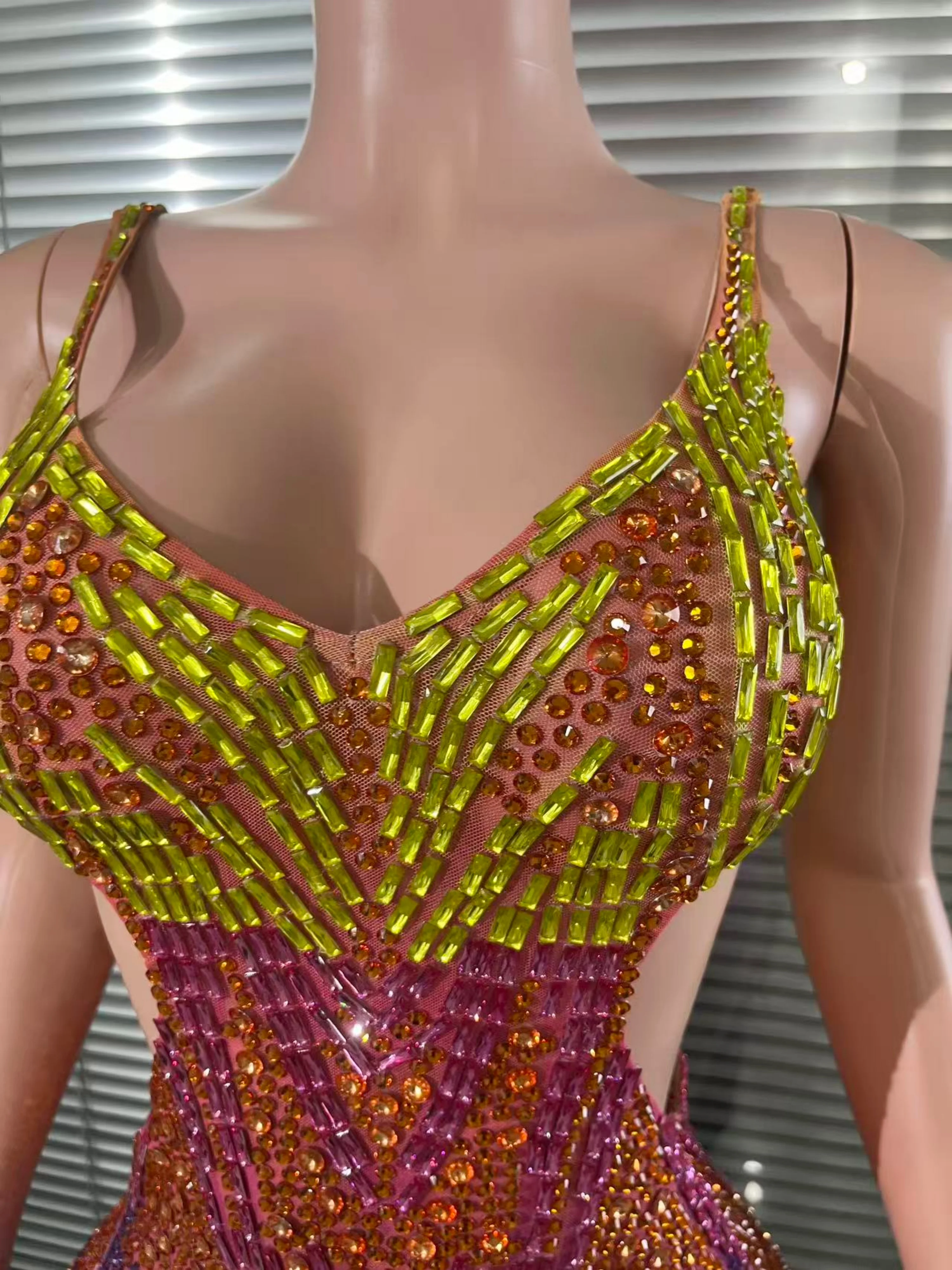 Sofisticato abito corto con nappe ritagliate con strass colorati su misura Abito da compleanno per club in costume da spettacolo di danza sexy da donna