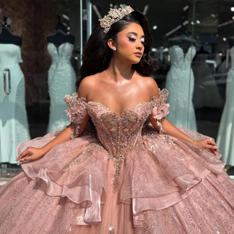 

Блестящее розовое платье Quinceanera, кружевное платье с открытыми плечами и блестками, 3D цветочная наклейка с бантом, платья de 15, Quinceanera ﻿ Индивидуальный