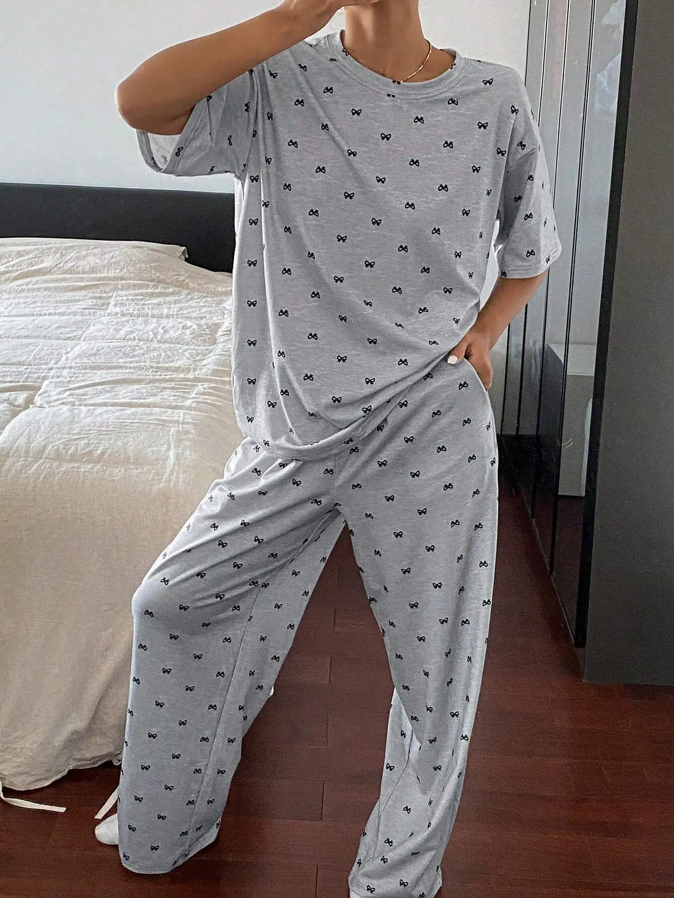 

Серый пижамный комплект свободного кроя с принтом в виде бантиков, состоящий из топа с короткими рукавами и брюк с широкими штанинами