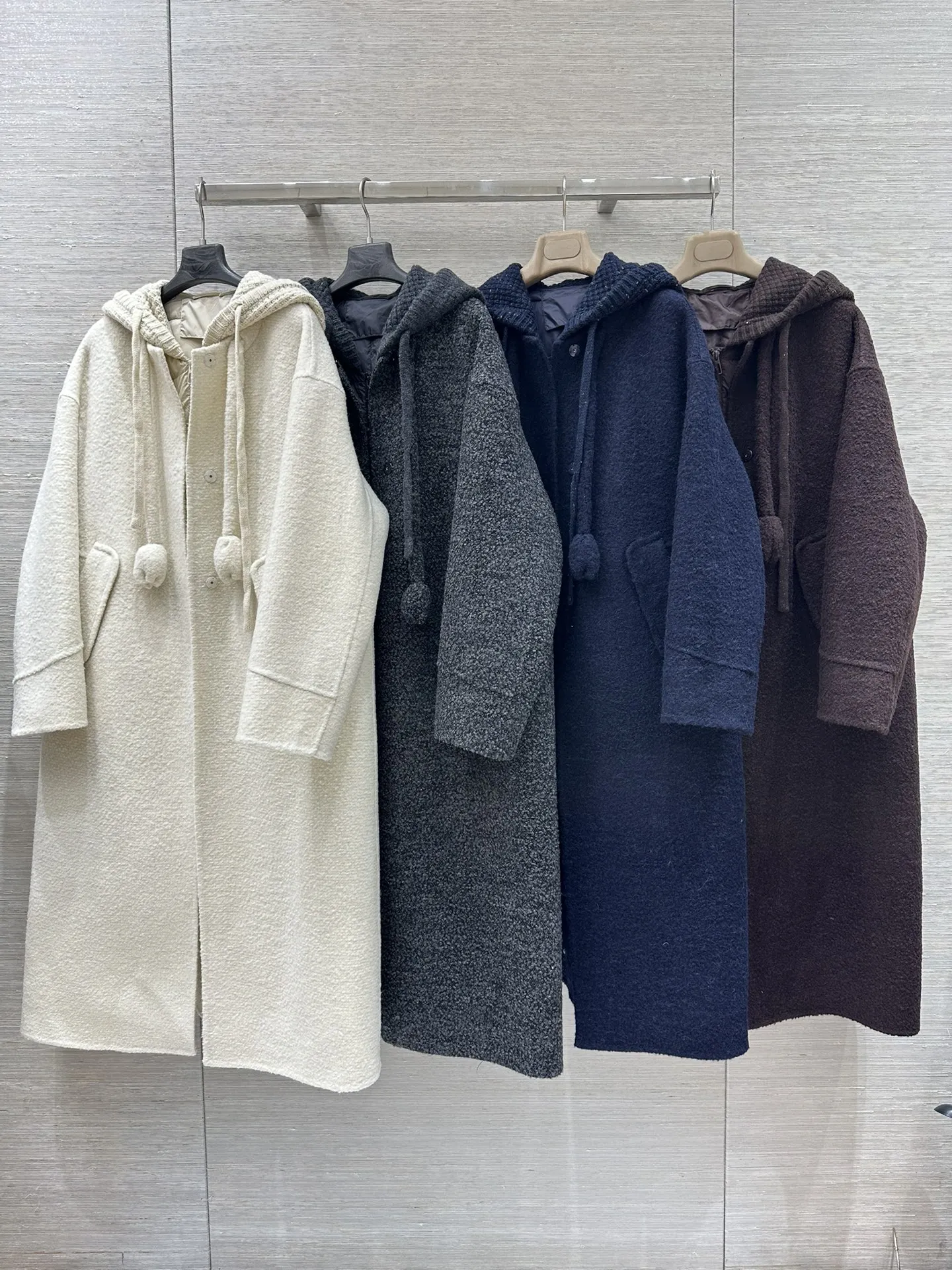 

Женский комплект из двух предметов: шерстяное пальто с длинными рукавами и круглым вырезом + вязаный пуховый жилет без рукавов с капюшоном.