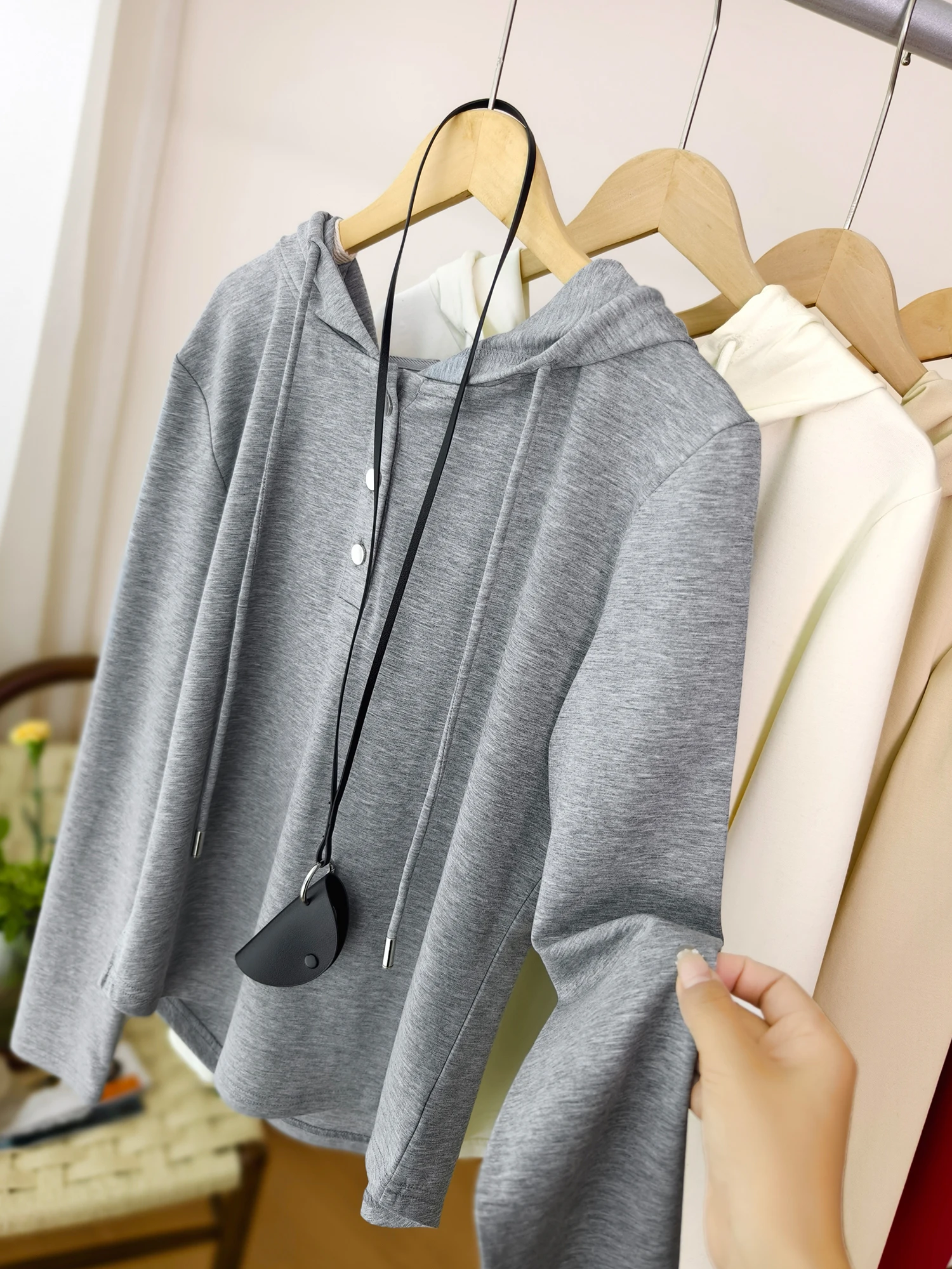 

Ультрамягкая худи-футболка из модального хлопка с круглым низом на пуговицах, повседневная, свободного кроя, с длинным рукавом, для женщин, на каждый день