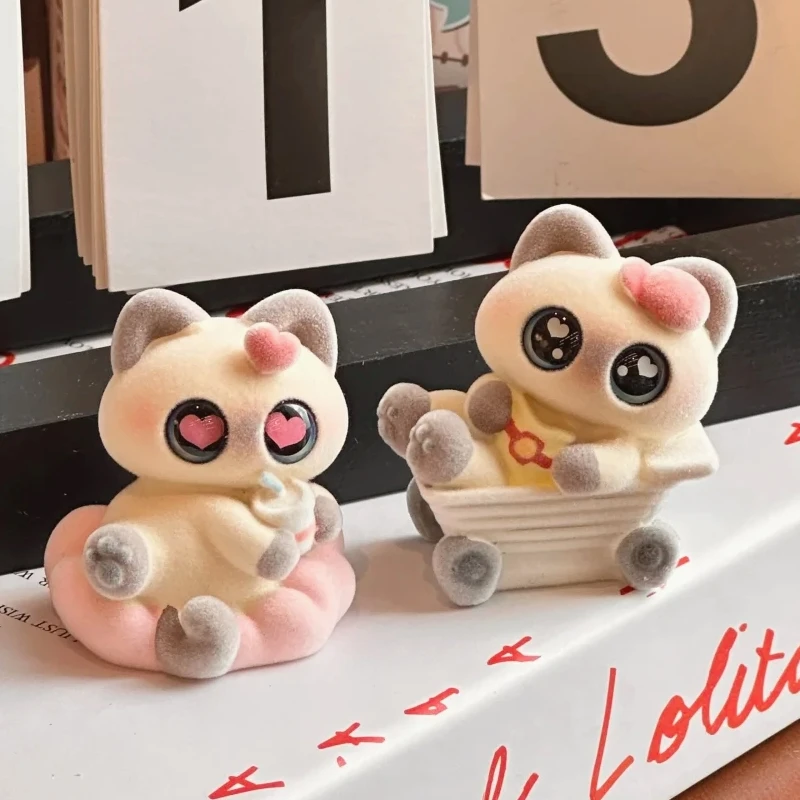 

Новая милая маленькая сиамская серия в стиле флокирования, мини-слепая коробка, настольное украшение, коллекционные декоративные предметы, подарок для девочек, кавайные игрушки