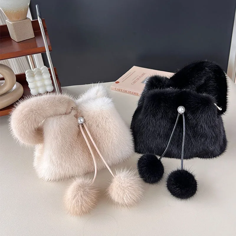 Bolso de mano de piel de visón auténtica Y2K, bolso de mano de lujo de diseñador a la moda para mujer con colgante de bola de felpa