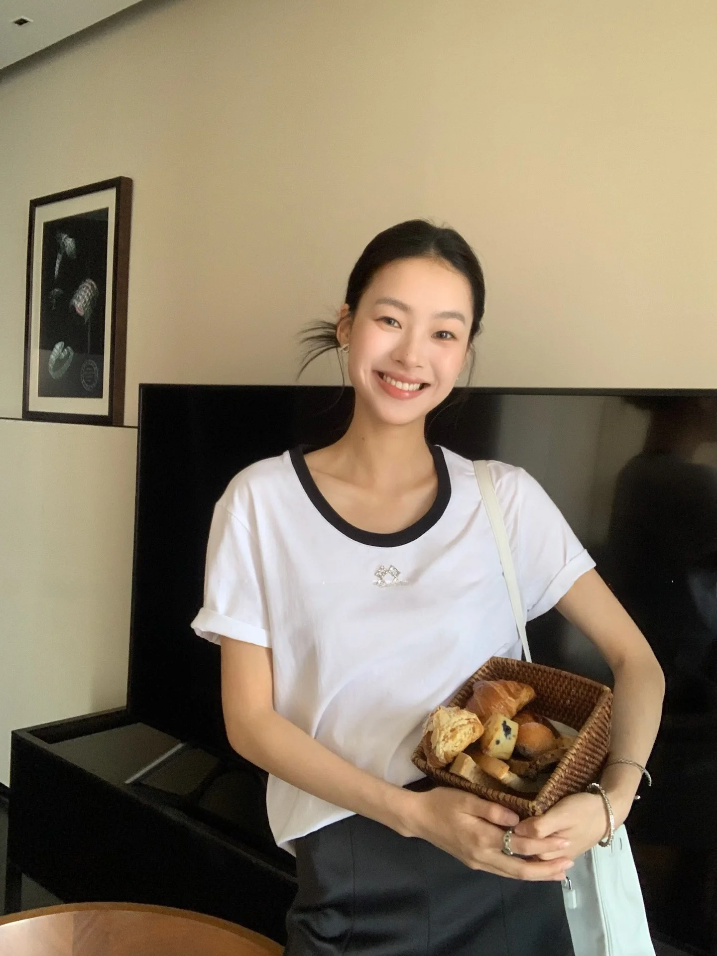 

Женская футболка Lvyazi ручной работы с бриллиантовой вышивкой, из чистого хлопка, с круглым вырезом и коротким рукавом, простая, летняя, базовая, однотонная, для повседневной носки