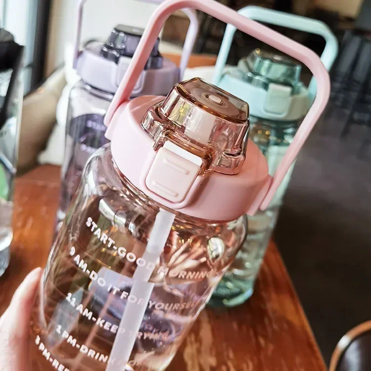2L Wasserflasche, tragbarer Strohhalm-Wasserbecher aus Kunststoff für Outdoor-Sportarten, Fitness, Erwachsene, hochwertiger großer Fettbecher mit Zeitmarkierung – Detail 8