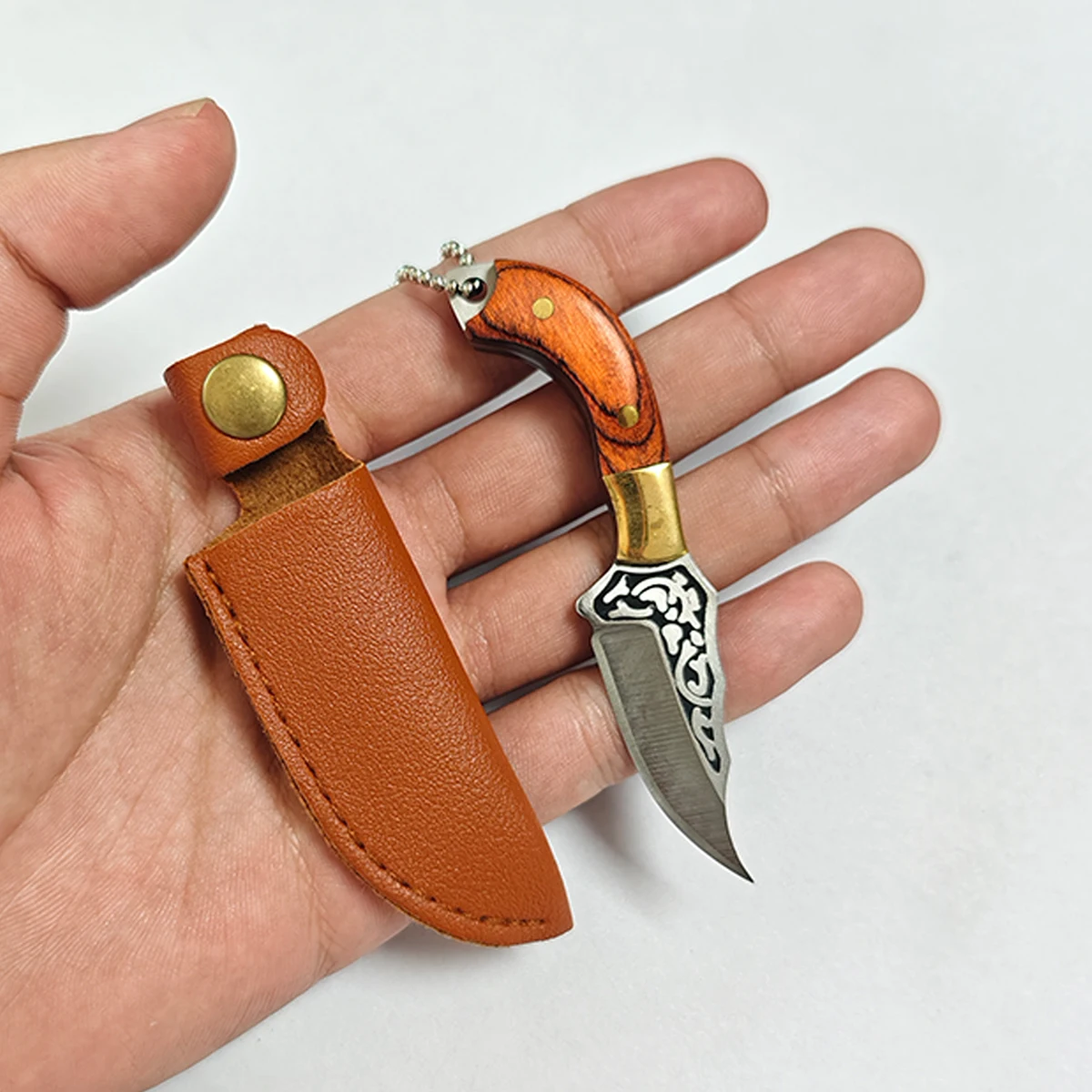 1 Mini Canivete Multifuncional de Aço Inoxidável - Ferramenta Compacta para Chaveiro, com Bainha e Embalagem para Presente, Perfeito para Presentes de Dia dos Pais, Dia das Mães e Aniversários no Dia dos Namorados