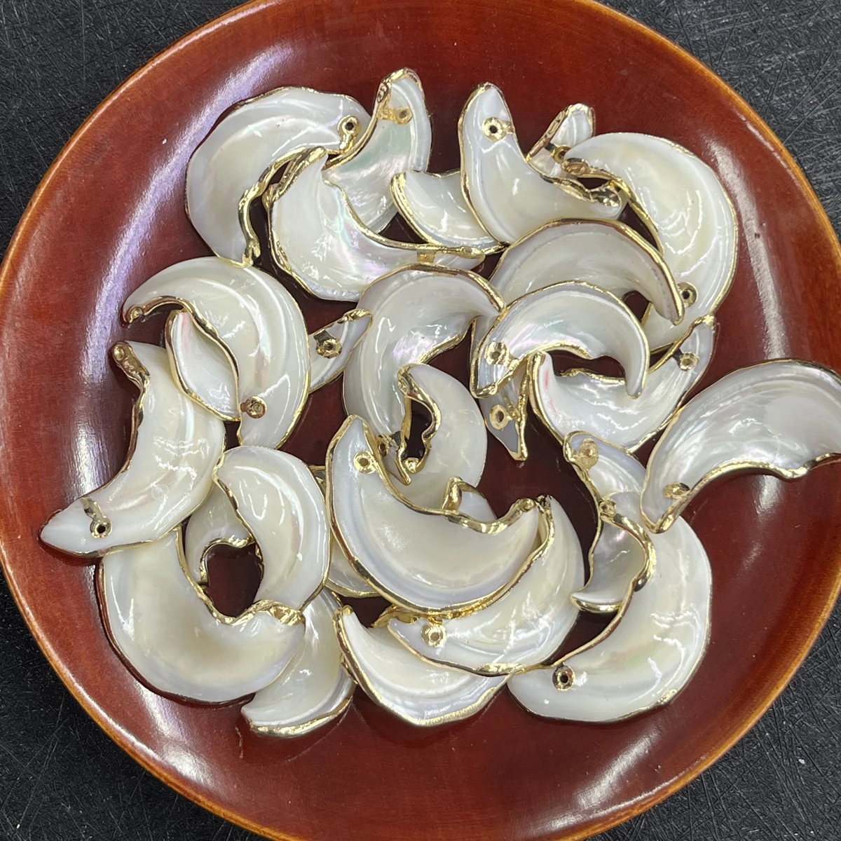 

5pieces/lot Natural Shell Pendant Irregular Moon Shaped Pendant Charms for DIY Women Men Necklace Jewelry Making Accessories