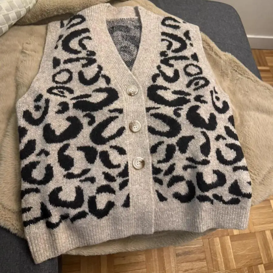 Women's V-neck Single Row Knitted Vest Sweater Simple Style Inner Wear Cardigan Regular Length 3D Effect Effect Fabric