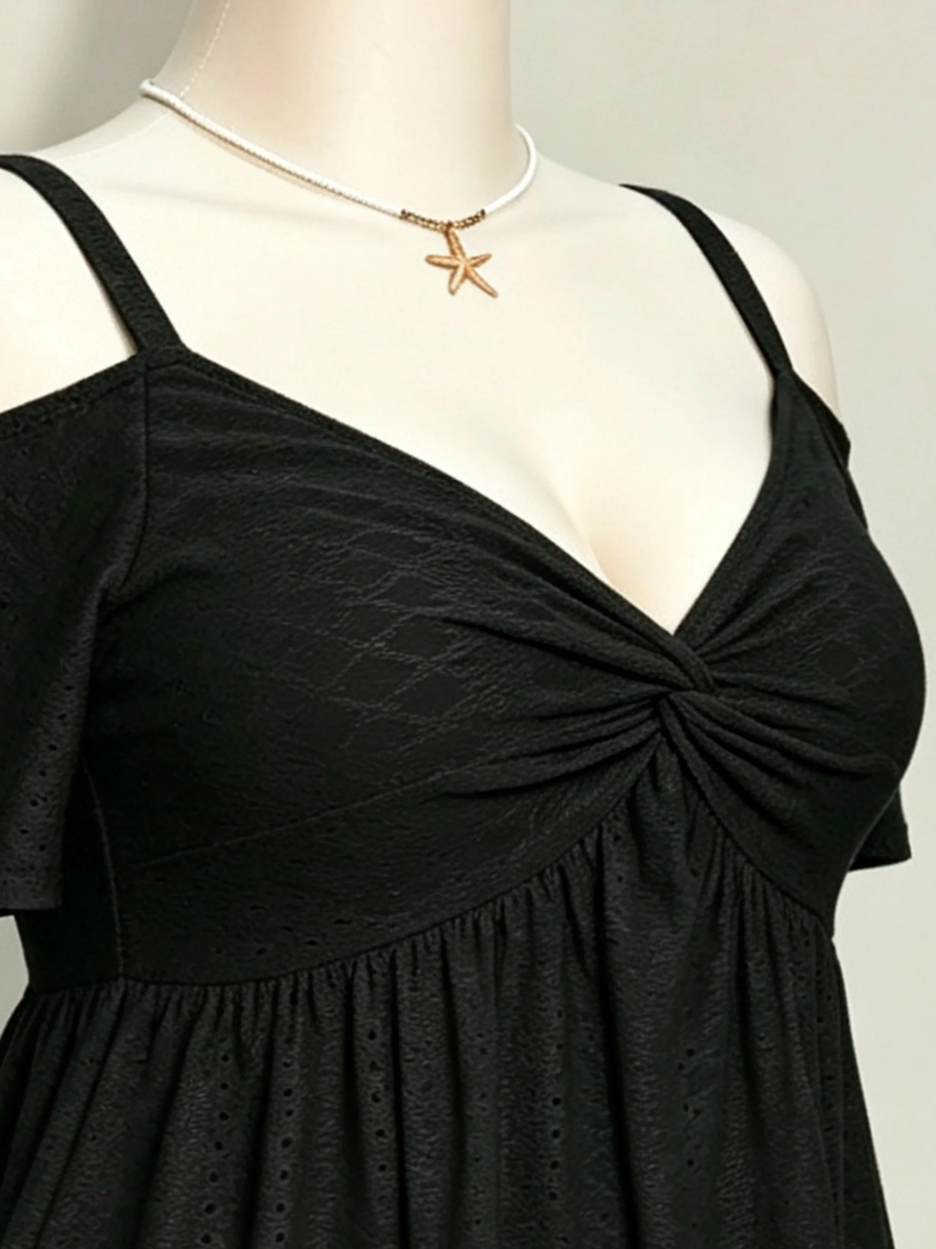 Plus Size Damen Cold Shoulder Twist Front Eyelet-Stickerei Kurzarm-Babydoll-Top mit Peplum Y2K Sexy Lässiges Urlaubshemd – Detail 1