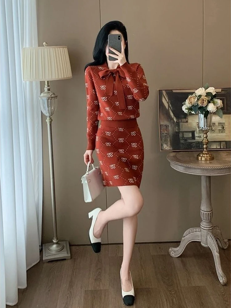 Otoño nuevo arco estampado todo-fósforo manga larga suéter de moda cintura elástica adelgazante A-line Falda corta conjunto de dos piezas