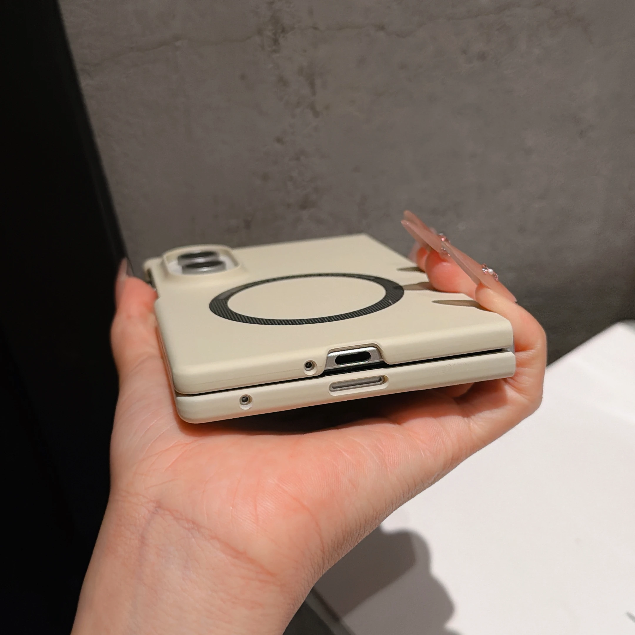 Ultracienkie magnetyczne etui na telefon Samsung Galaxy Z Fold 8 kompatybilne z Magsafe, o wyraźnym dotaku jak skóra, odporne na wstrząsy, twarda obudowa PC, funda. — zdjęcie produktu 4