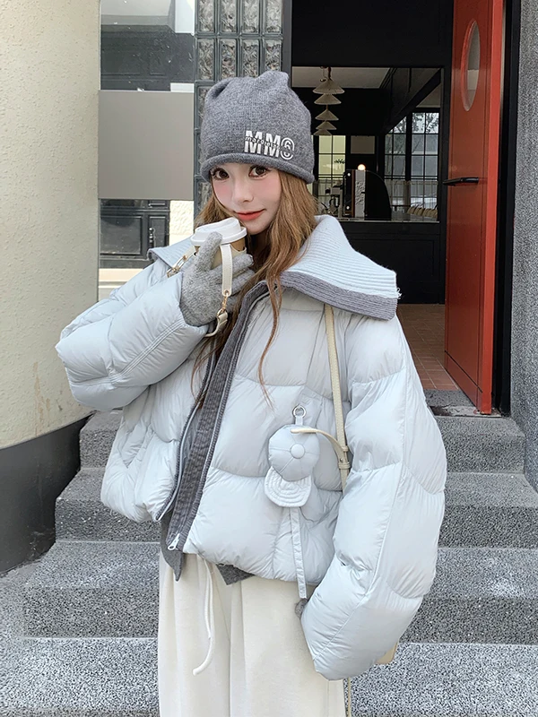 معطف نسائي محبوك من الريش بياقة عالية، دافئ وعصري، تصميم أنيق للشتاء باللون الأبيض