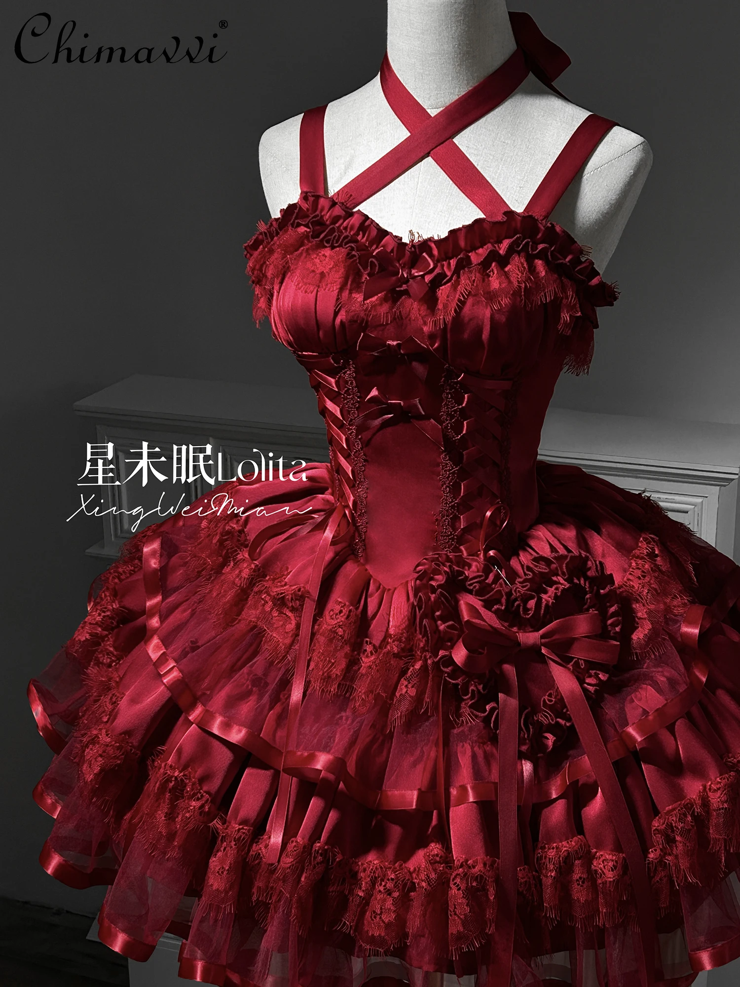 Рисунок 4 - Оригинальное красное платье в готическом