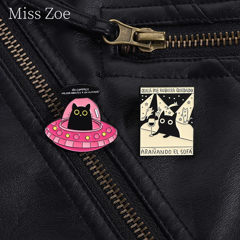 

Humorous Spanish Cat Enamel Pin Ojalá Me Hubiera Quedado Aranando El Sofá Brooch Lapel Backpack Badge Jewelry Gifts For Friends