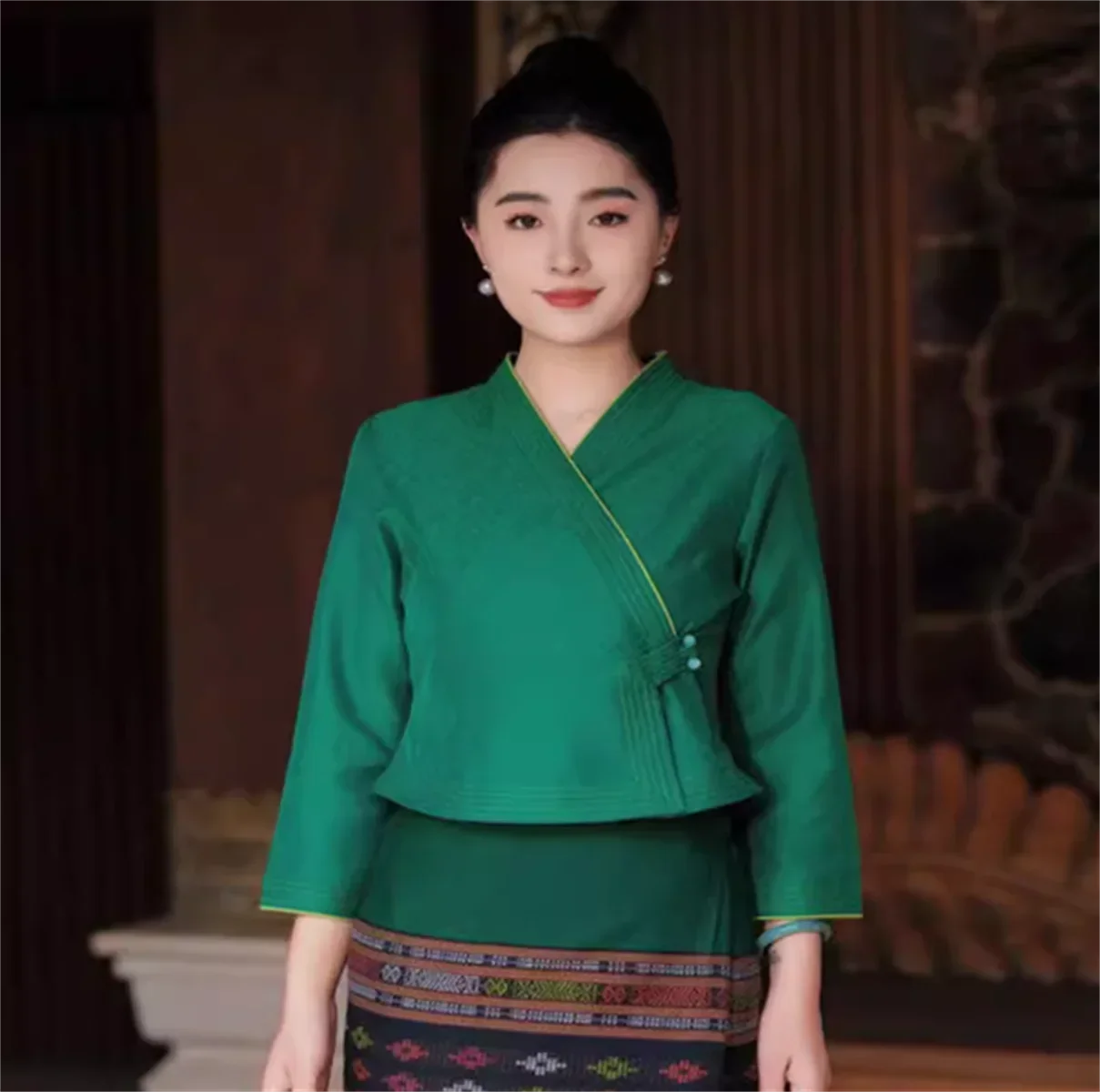 Ethnic clothing: Manlong basket, versatile, fashionable, green, retro, artistic, Chinese style, ethnic style, Chinese style top