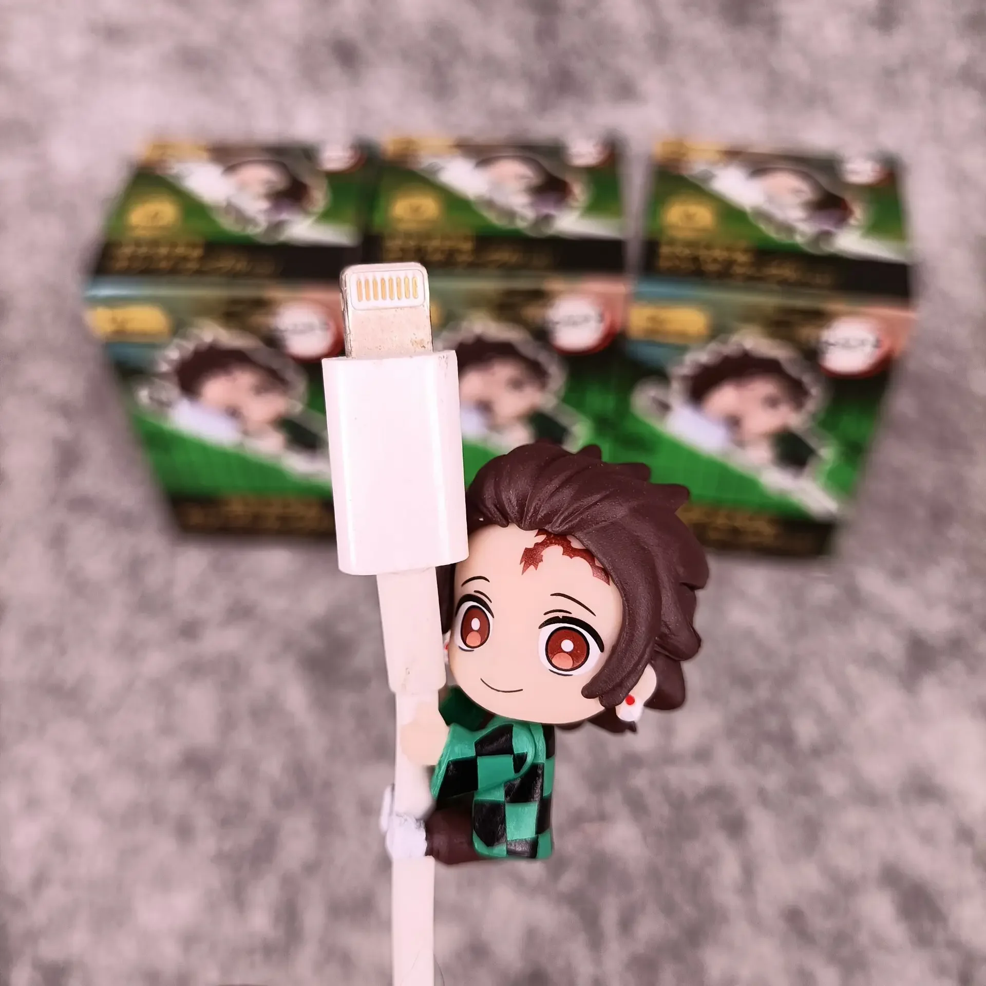 1 Uds. Estilo aleatorio Anime Demon Slayer versión Q Mini figura de acción modelo de PVC cable de datos cubierta protectora muñeca juguete regalos en caja