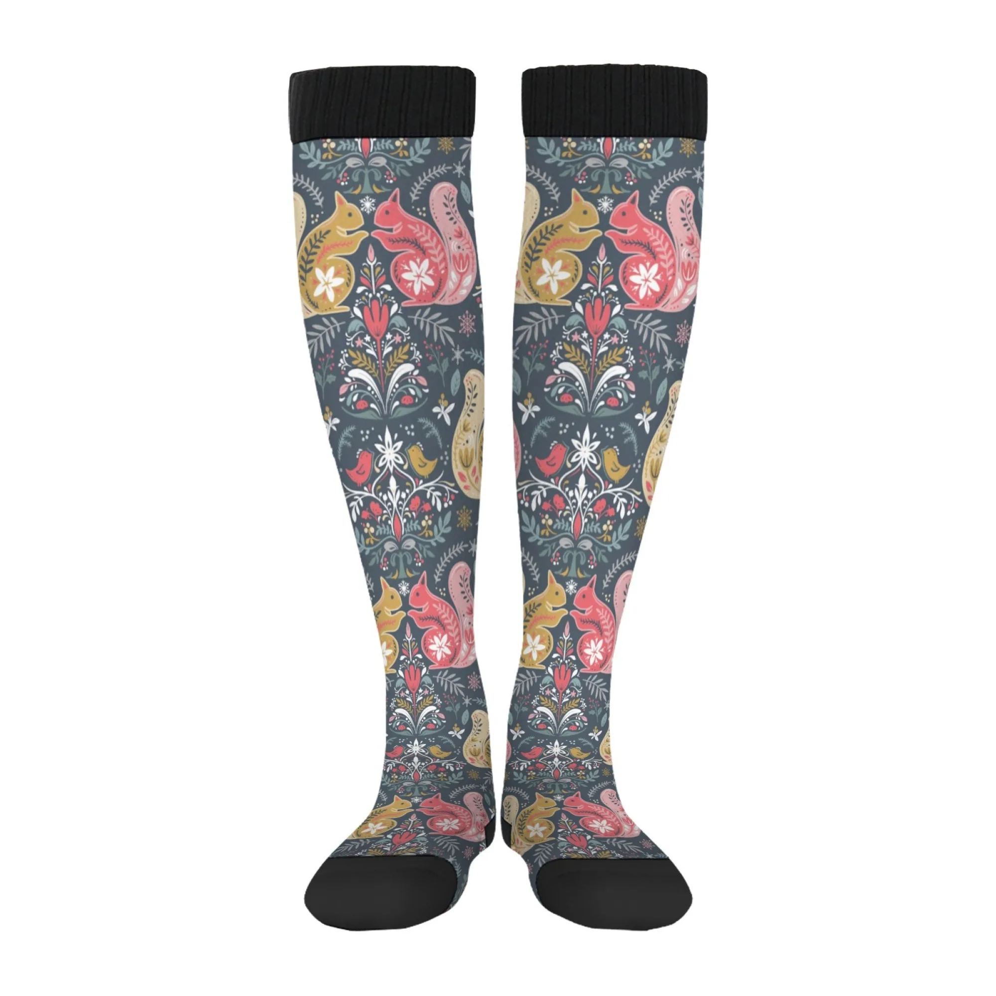 Geschenkwürdige künstlerische Folk-Kniestrümpfe in Dunkelgrau mit bezaubernden Eichhörnchen und Blumen im Folk-Stil. Einzigartiges Geschenk für Kunstliebhaber